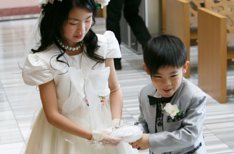 笑顔があふれる楽しいウェディングパーティーの挙式画像