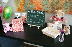 笑顔があふれる楽しいウェディングパーティーの披露宴画像