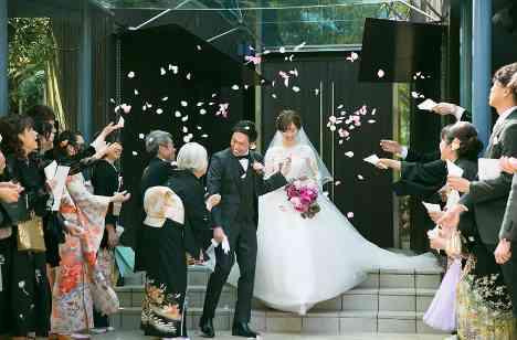 おしゃれなお二人の素敵な結婚式の挙式画像