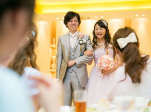 笑いあり涙ありのナチュラルウェディングの挙式実例画像