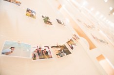 オシャレな空間と笑顔溢れるパーティの準備・打ち合わせ画像