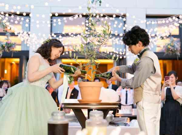 圧倒的に笑いに包まれた結婚式！キャンプウェディングの挙式実例画像