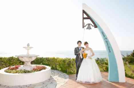 沖縄で叶えるアットホームな結婚式の挙式画像