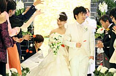 ゲストも楽しめるアットホームな結婚式の挙式画像