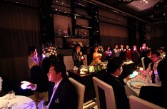 ゲストも楽しめるアットホームな結婚式の披露宴画像