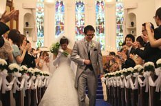 陽だまりのような温かウエディングパーティの挙式画像