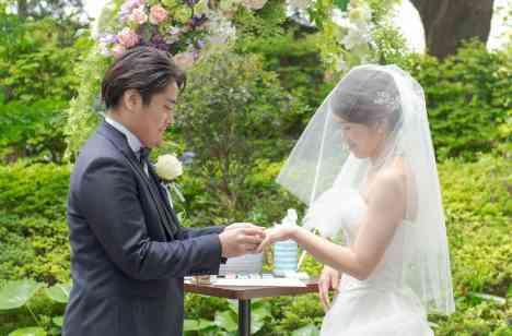 最高の雰囲気の中でスタッフと作るふたりらしい結婚式の挙式画像