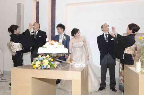 笑顔咲くウエディングパーティの披露宴画像