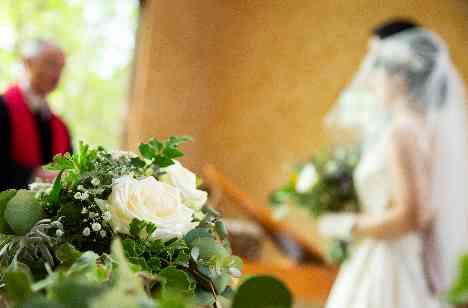 自然いっぱいのアットホームなウェディングの挙式画像