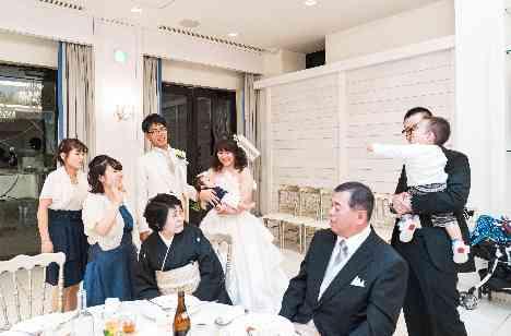 大好きなキャラクターとゲストに囲まれたウェディングの披露宴画像