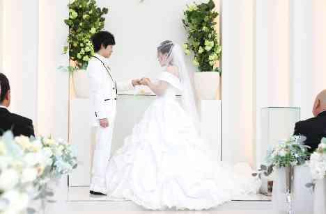 *おふたりらしく*ゲストの皆様とワイワイウェデングの挙式画像