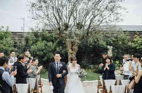 オリーブが見守るガーデンでの心温まるご結婚式の挙式画像