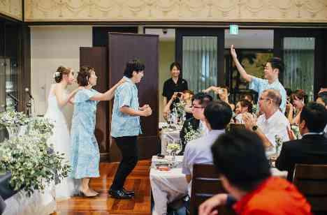 オリーブが見守るガーデンでの心温まるご結婚式の披露宴画像