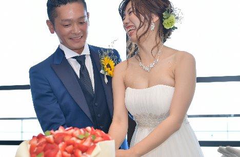 青い海をバックに乾杯！開放感に会話が弾む夏の披露宴画像