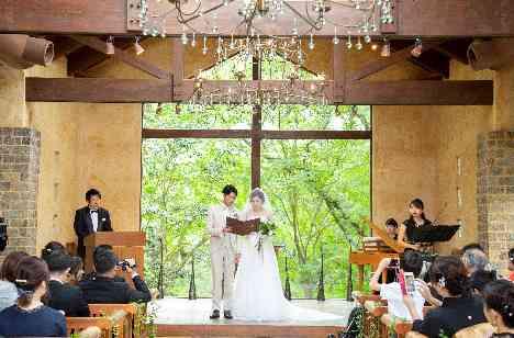 初デートの場所「奈良公園」での結婚式の挙式画像
