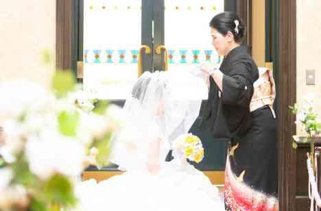 大切な家族へ感謝を伝える結婚式の挙式画像