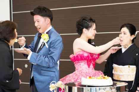 大切な家族へ感謝を伝える結婚式の披露宴画像