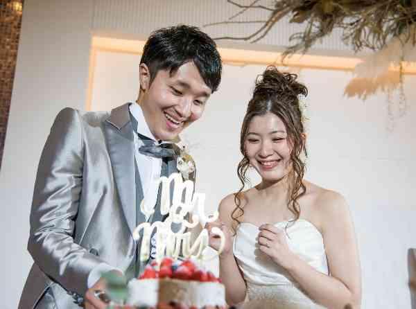 大好きなゲストの皆様に囲まれた笑顔溢れる結婚式の挙式実例画像