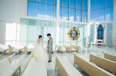 大好きなゲストの皆様に囲まれた笑顔溢れる結婚式の挙式画像