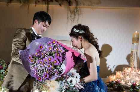 大好きなゲストの皆様に囲まれた笑顔溢れる結婚式の披露宴画像