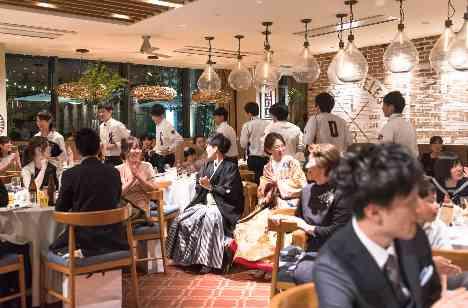 都会のオアシス空間で美食や音楽など五感で楽しむ一日の披露宴画像