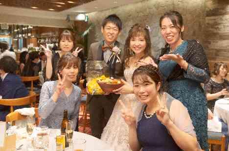 海外旅行をイメージしたアットホームウェディングの演出画像