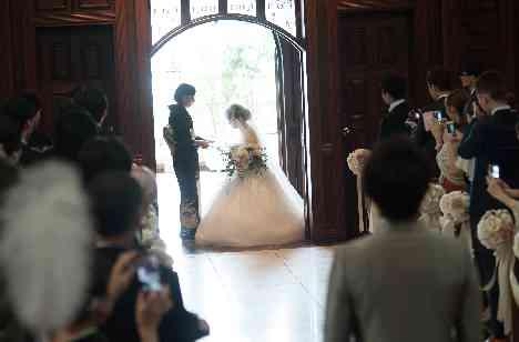 感動の瞬間を…ロイヤルWeddingの挙式画像