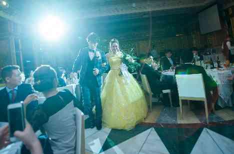 感動の瞬間を…ロイヤルWeddingの披露宴画像