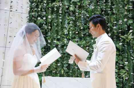 ゲストへの感謝と「こんなの見たことない」結婚式の挙式画像