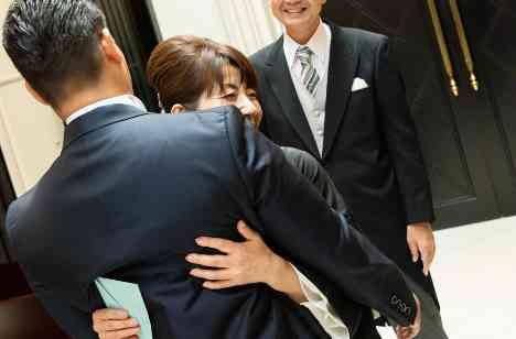 温かみのあるチャペルで想いを伝える結婚式の挙式画像