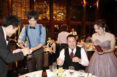みんなで楽しめるガーデンウェディングの披露宴画像