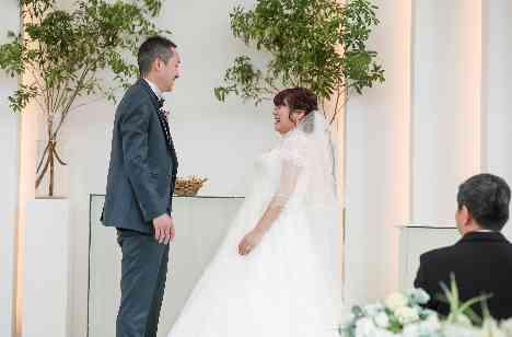 大切な皆様との笑顔と涙に包まれあたたかい結婚式の挙式画像