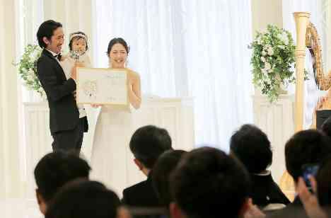 お洒落に肩ひじ張らない パパ&ママWeddingの挙式画像