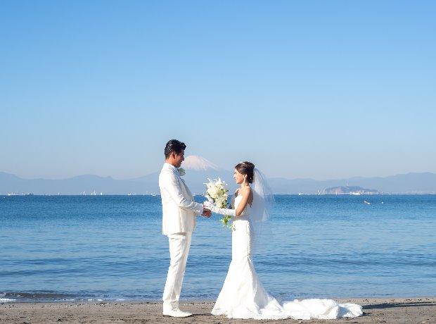 海と空に祝福される会場で大切な愛犬も大活躍！の挙式実例画像