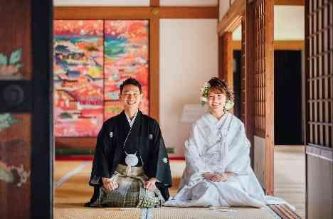 家族と笑顔で過ごすアットホームウェディングの演出画像