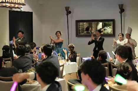 笑顔いっぱいゲストもスタッフも参加型weddingの演出画像