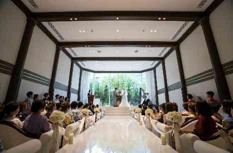 あなたにとっての夏らしさ おふたりにとっての結婚式の挙式画像