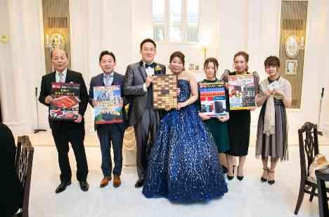 笑顔と涙あふれるアットホームウェディングの演出画像