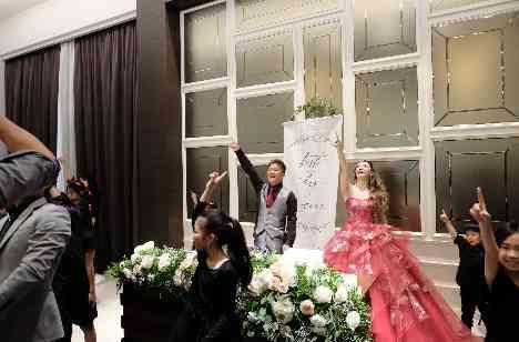 サプライズダンスに驚きと感動に満ちた盛大な結婚式の演出画像