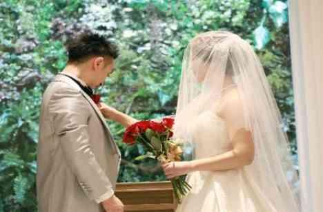 絆が深まる結婚式の挙式画像