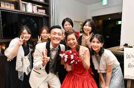 ゲストとふれあう時間たっぷり！笑顔溢れる結婚式の披露宴画像