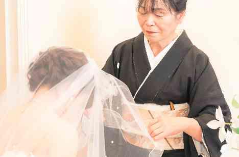 ゲストに感謝を伝えるweddingの挙式画像
