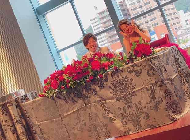 赤をメインに2人らしいホテルウェディング プレミアホテル門司港の結婚式挙式実例 結婚式場探しはハナユメ