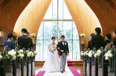 木の温もり溢れる教会でのご結婚式の挙式画像