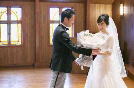 木の温もり溢れる教会でのご結婚式の演出画像