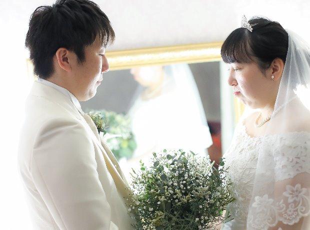 ナチュラルな雰囲気の中お２人らしさが光る結婚式の挙式実例画像
