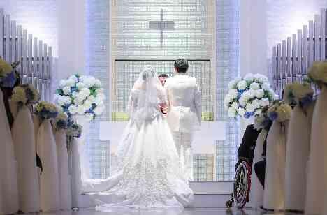 ナチュラルな雰囲気の中お２人らしさが光る結婚式の挙式画像