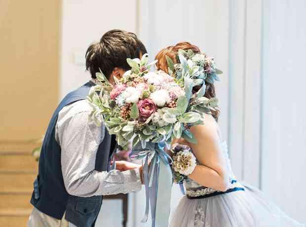 お料理を楽しむアットホームweddingの挙式実例画像