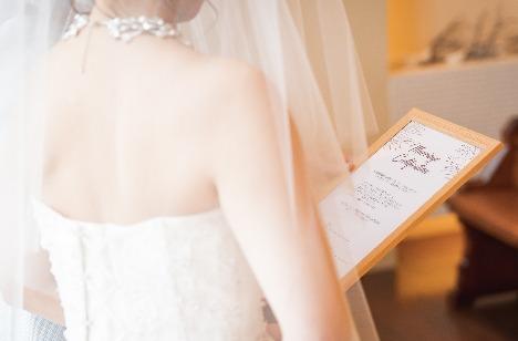 お料理を楽しむアットホームweddingの挙式画像