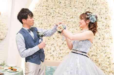 お料理を楽しむアットホームweddingの披露宴画像